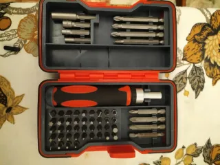 Caja de herramientas con destornillador