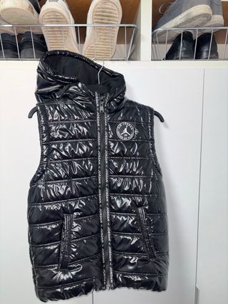 Chaleco Jordan Negro Brillante con Capucha