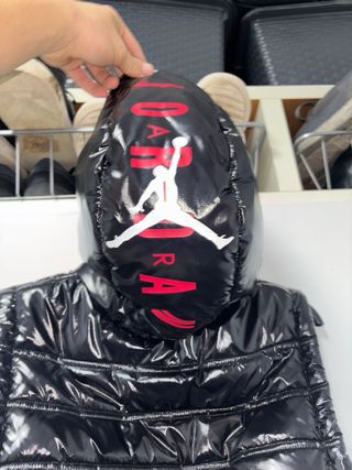 Chaleco Jordan Negro Brillante con Capucha