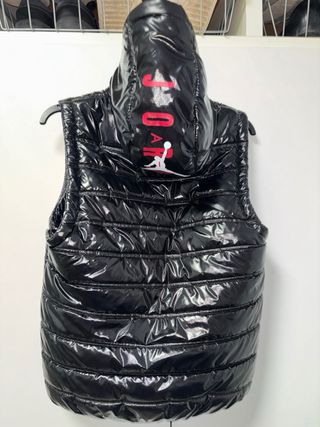Chaleco Jordan Negro Brillante con Capucha