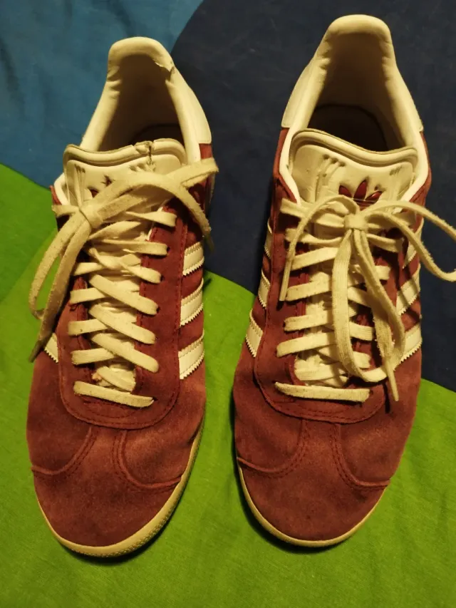 Deportivas Adidas Gazelle Rojas y Blancas