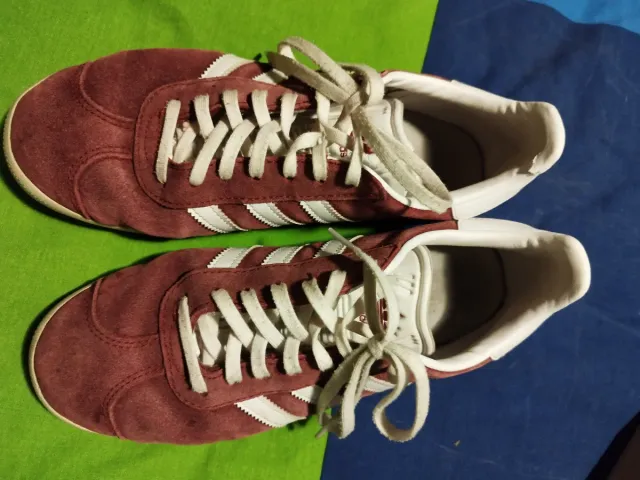 Deportivas Adidas Gazelle Rojas y Blancas