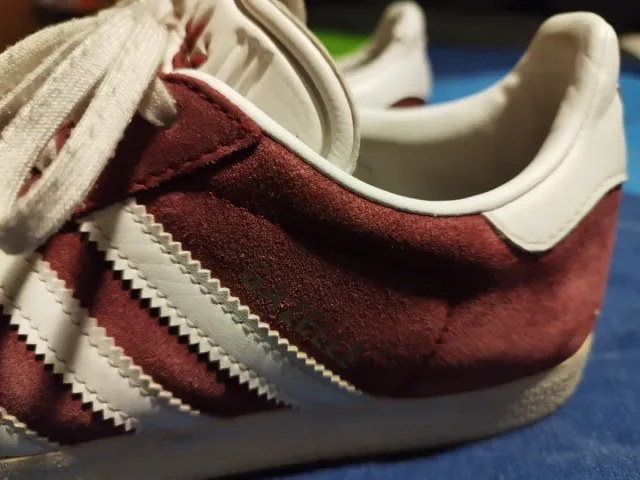 Deportivas Adidas Gazelle Rojas y Blancas