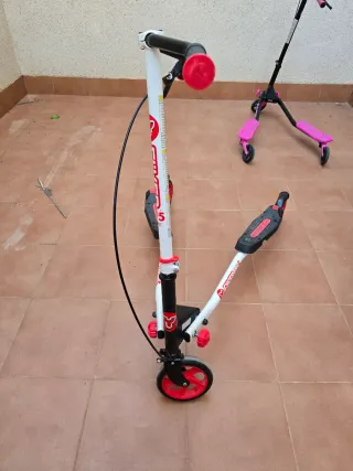 Patinete blanco y rojo