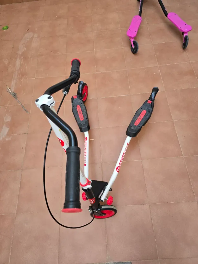 Patinete blanco y rojo