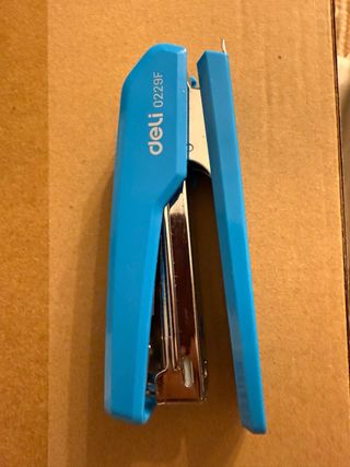 Grapadora Deli 0229F azul Oficina