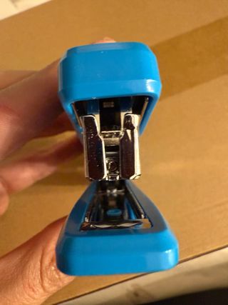 Grapadora Deli 0229F azul Oficina