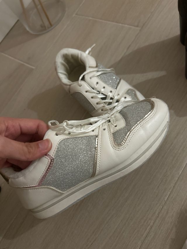 Deportivas blancas y plateadas con purpurina