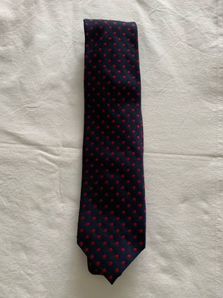 Corbata azul con lunares rojos