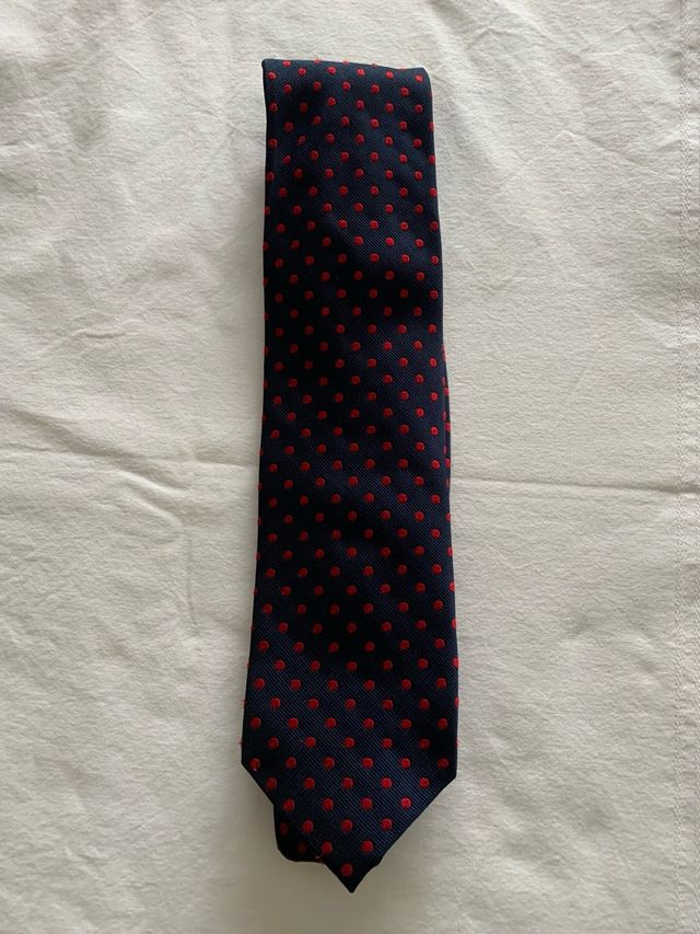 Corbata azul con lunares rojos