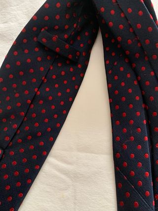 Corbata azul con lunares rojos