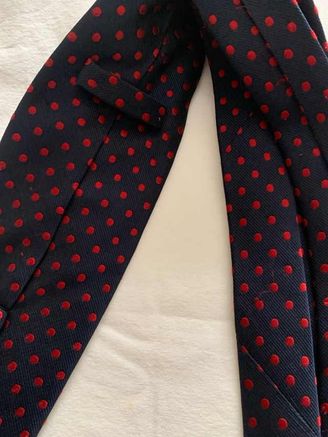 Corbata azul con lunares rojos