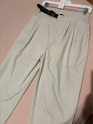 Pantalón beige con cinturón