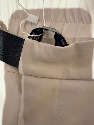 Pantalón beige con cinturón