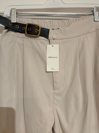 Pantalón beige con cinturón