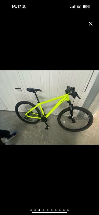 Bicicleta de montaña amarilla