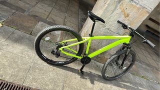 Bicicleta de montaña amarilla