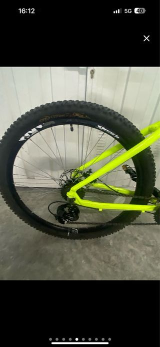 Bicicleta de montaña amarilla