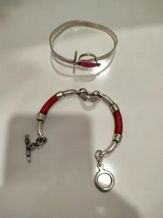 2 Pulseras Plateadas con Detalles Rojos