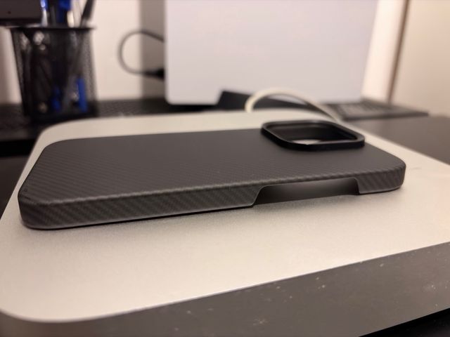 Funda iPhone 16 Pro BENKS Fibra Aramida