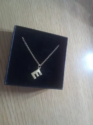 Collar Letra E Plata Ley Dorada