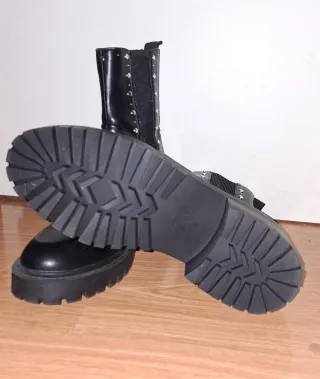 Botas ZARA suela track con tachuelas