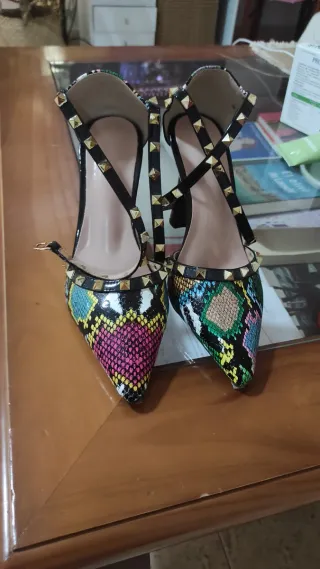 Zapatos de tacón con tachuelas