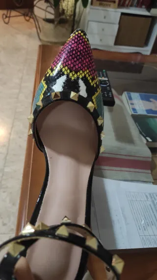 Zapatos de tacón con tachuelas