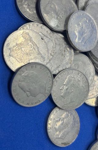 ANTIGUA HUCHA HOJALATA ROMAN CON LOTE MONEDAS 2 pt