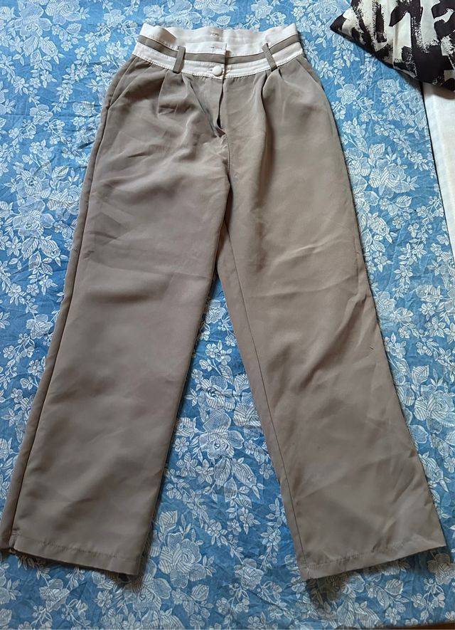 Pantalones beige y blancos