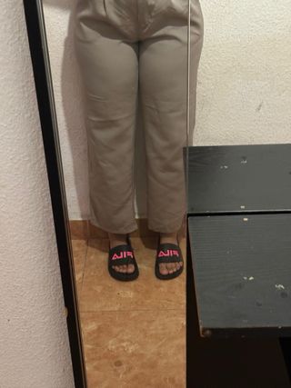 Pantalones beige y blancos