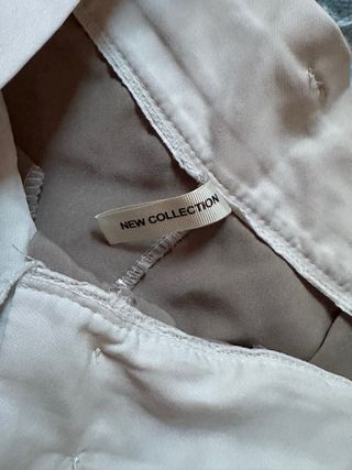 Pantalones beige y blancos