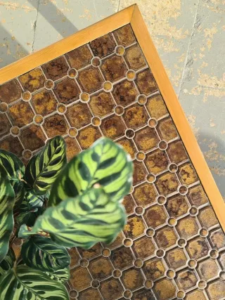 Mesa auxiliar de cerámica y pino. Francia, 60s.