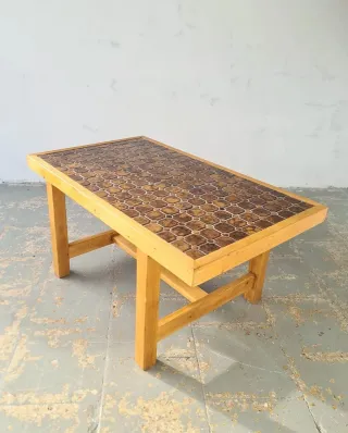 Mesa auxiliar de cerámica y pino. Francia, 60s.