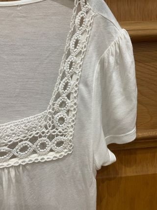 Camiseta blanca con escote cuadrado