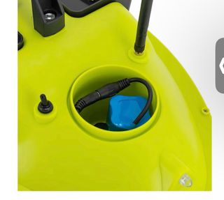 Barco cebador con mando a distancia