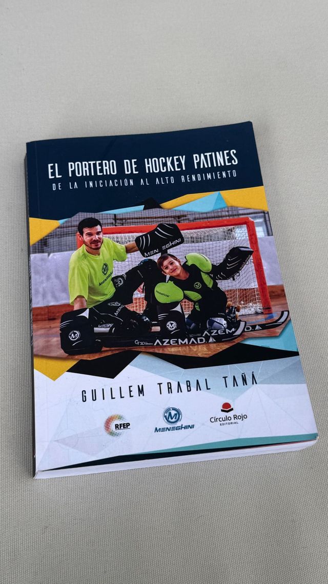 El portero de hockey patines de la iniciación a...