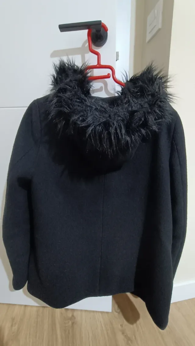 Abrigo negro con capucha de pelo