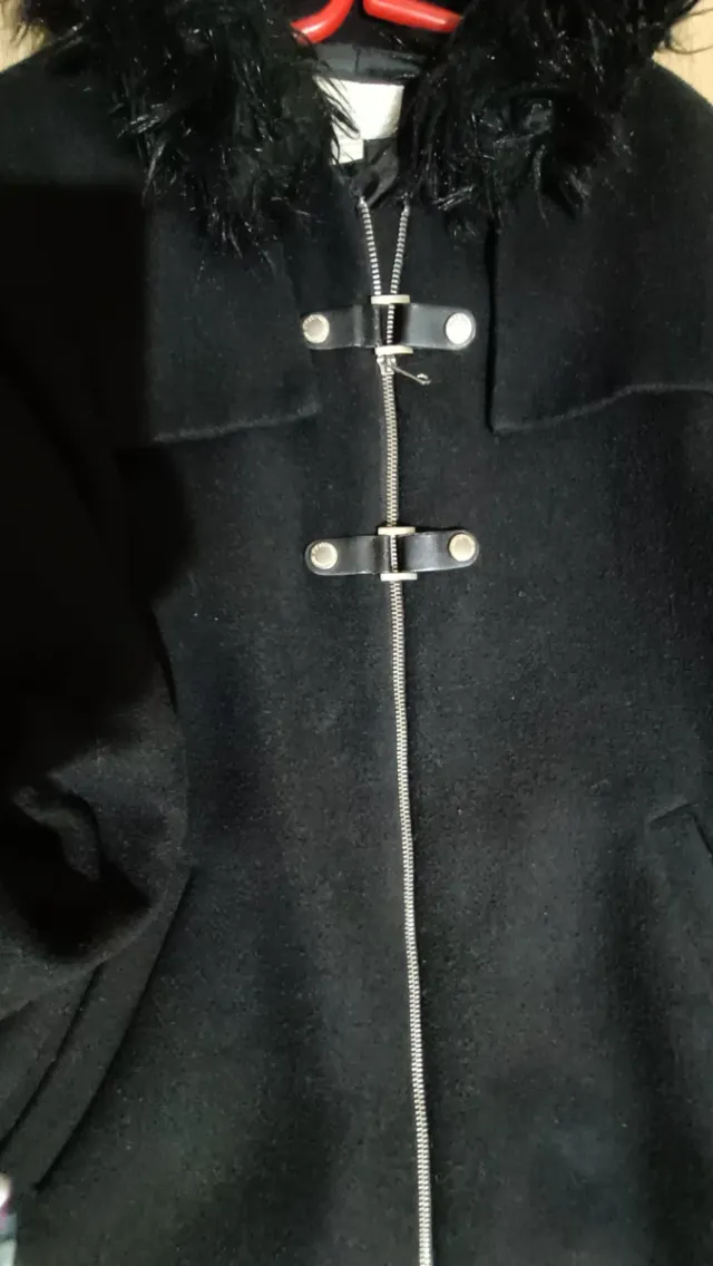 Abrigo negro con capucha de pelo