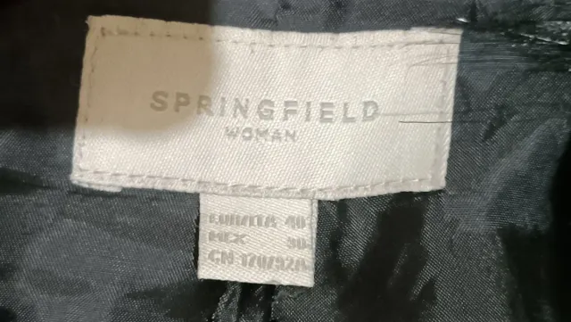 Abrigo negro con capucha de pelo