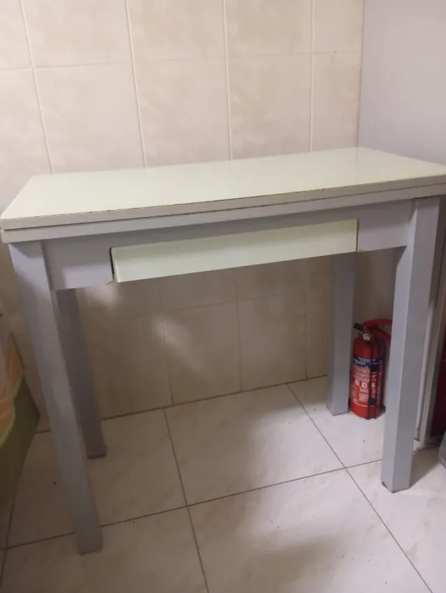Mesa auxiliar extensible gris y blanca