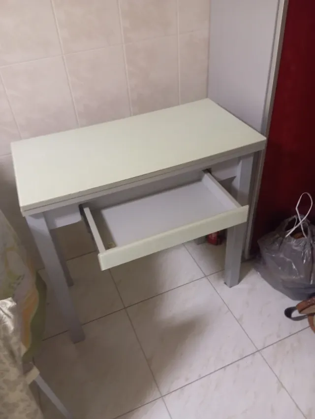 Mesa auxiliar extensible gris y blanca
