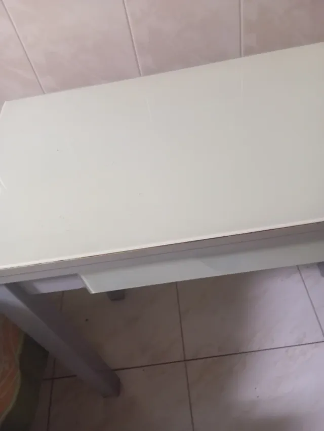 Mesa auxiliar extensible gris y blanca