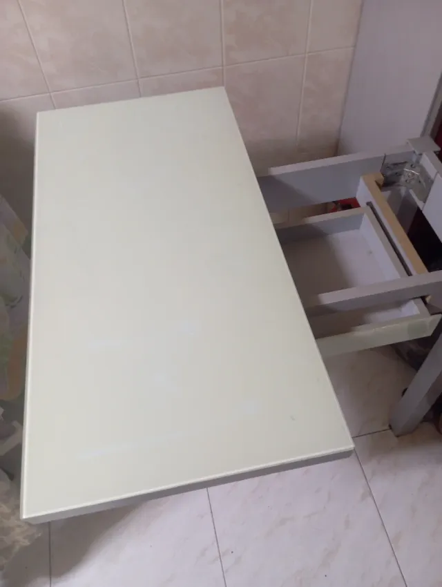 Mesa auxiliar extensible gris y blanca