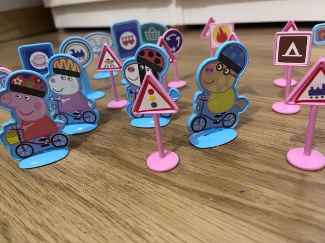 Juego de señales y personajes Peppa Pig