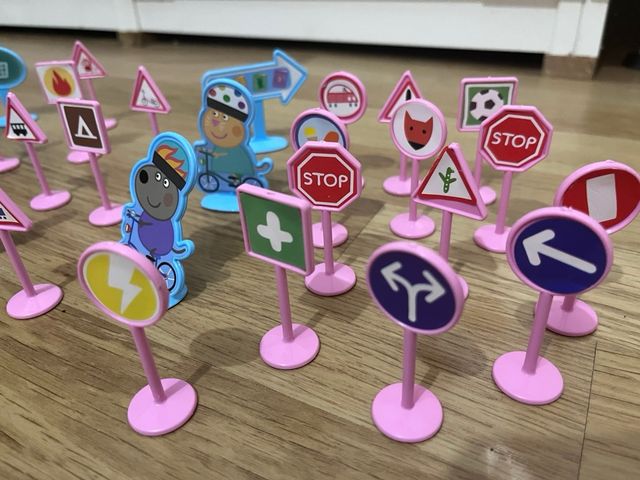 Juego de señales y personajes Peppa Pig