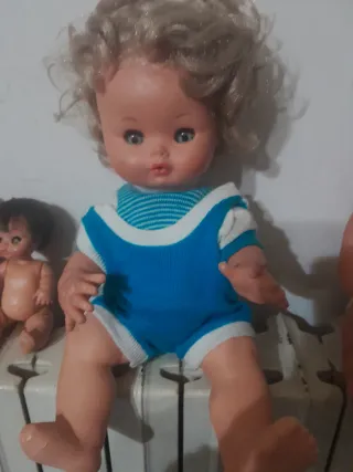 Bambola vintage con tutina blu