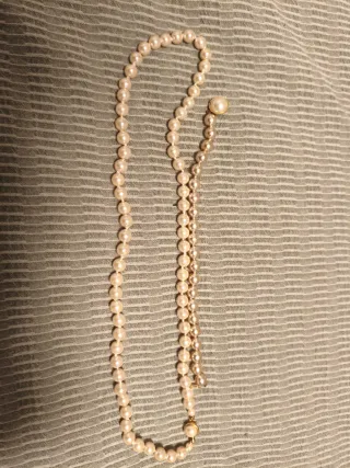 Collar y pulsera de perlas doradas