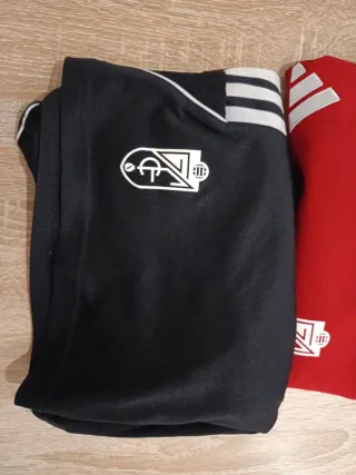 Ropa deportiva Adidas Granada talla 14' 1'64 cm