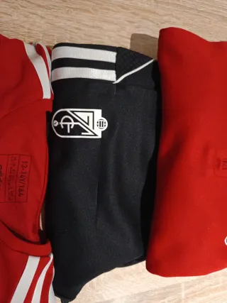 Ropa deportiva Adidas Granada talla 14' 1'64 cm